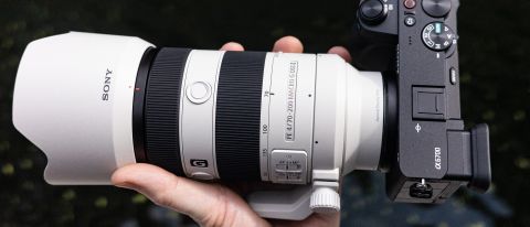 Sony FE 70-200mm F4 Macro G OSS II lens side profile in the hand